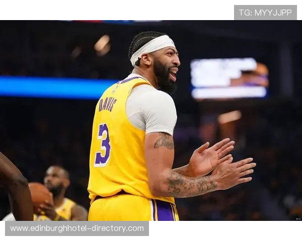 安东尼·戴维斯居然穿睡衣去直播，这画风谁顶得住？